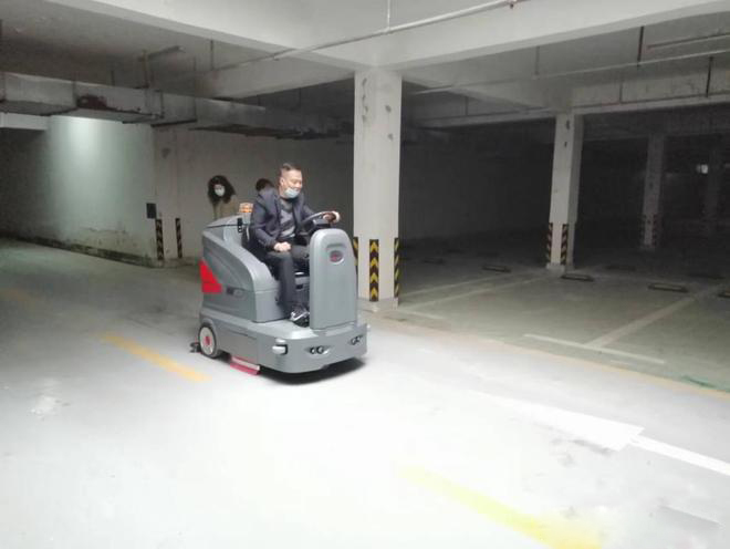 荣昌小区物业保洁不用人力改用驾驶式洗地机了